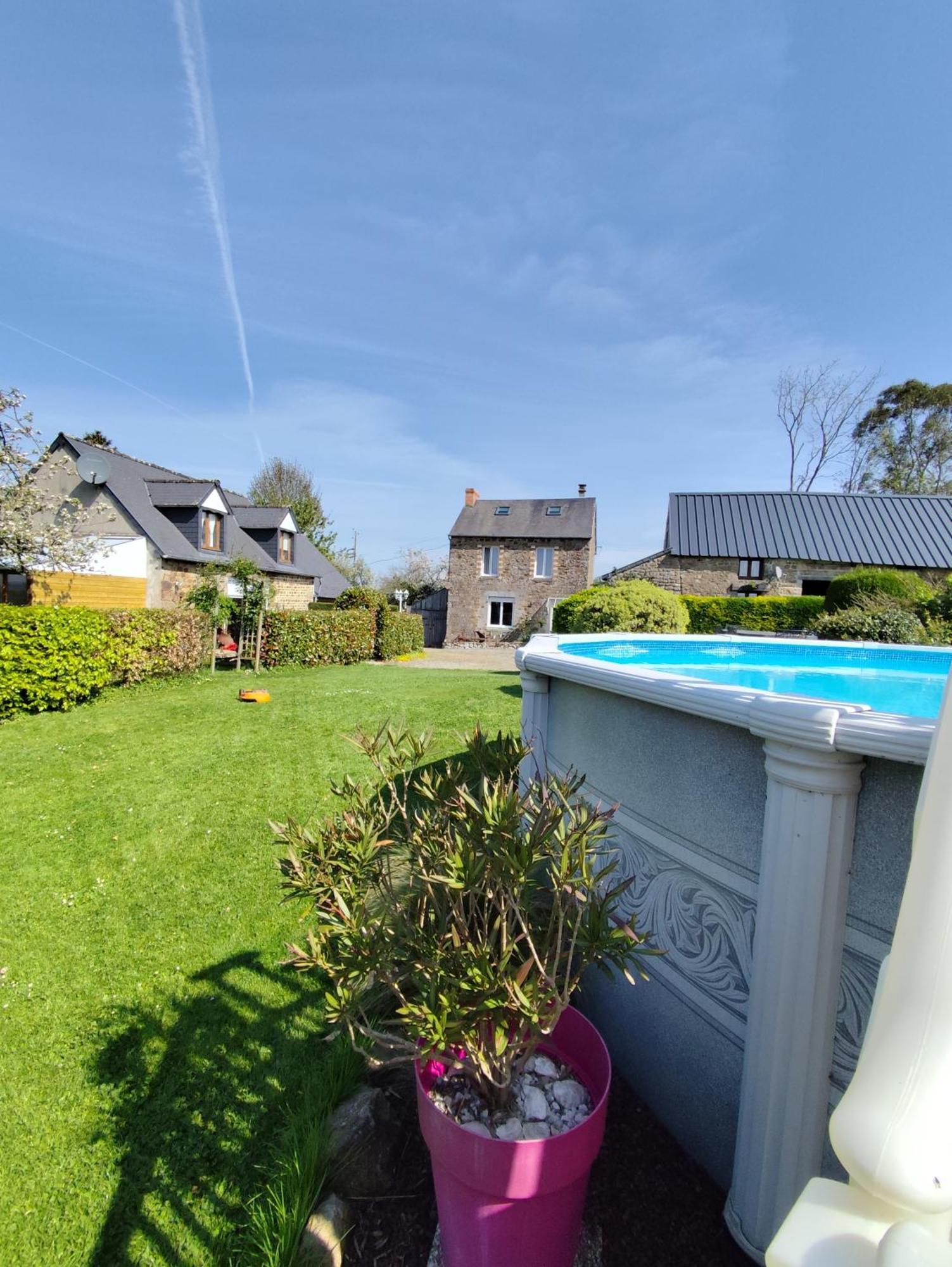 Le Jardin B&B Isigny-le-Buat Exteriör bild