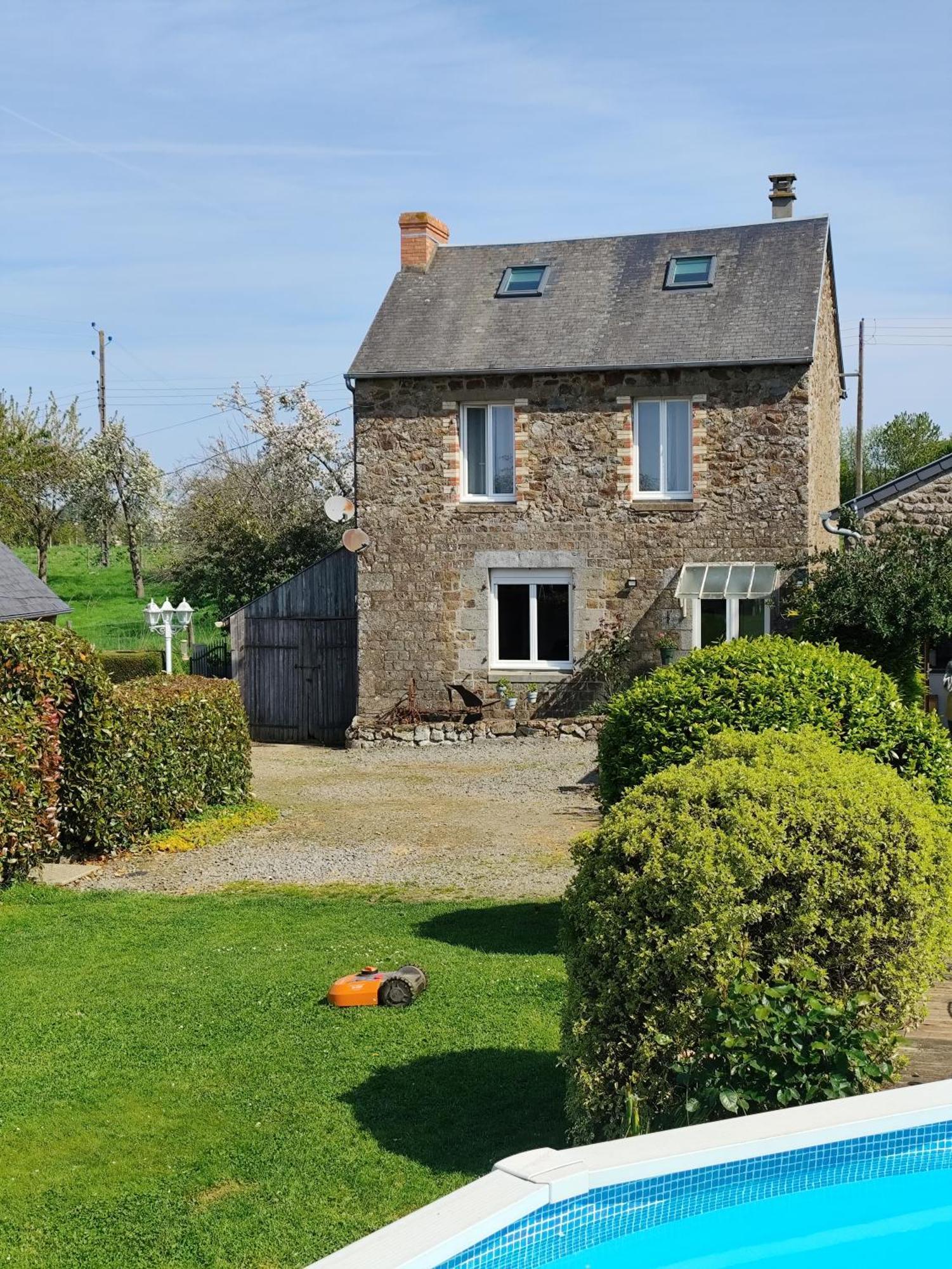 Le Jardin B&B Isigny-le-Buat Exteriör bild