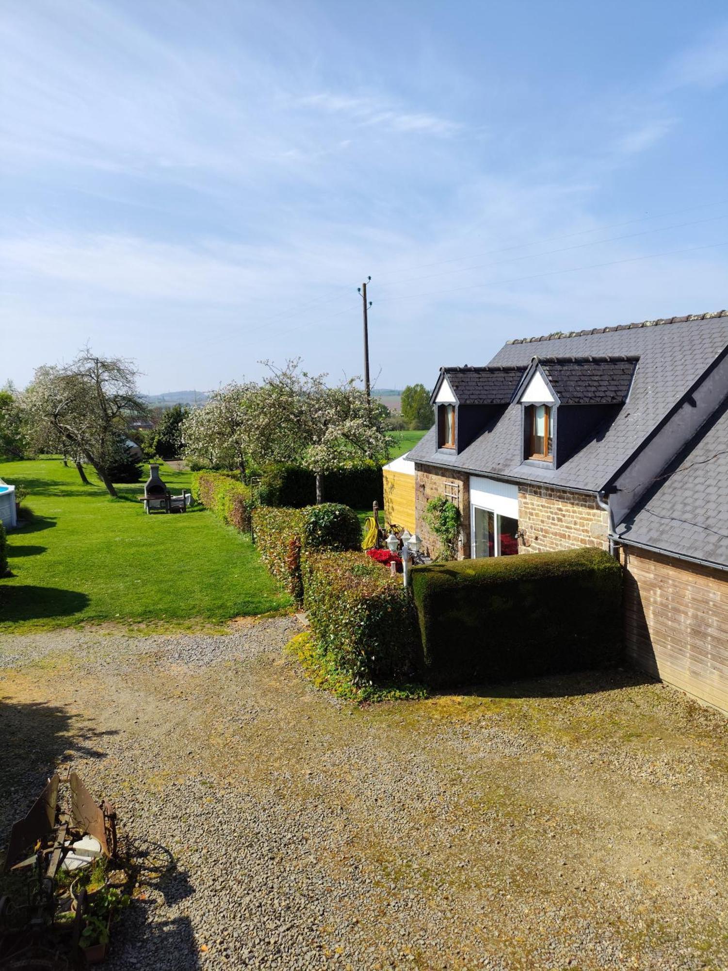 Le Jardin B&B Isigny-le-Buat Exteriör bild