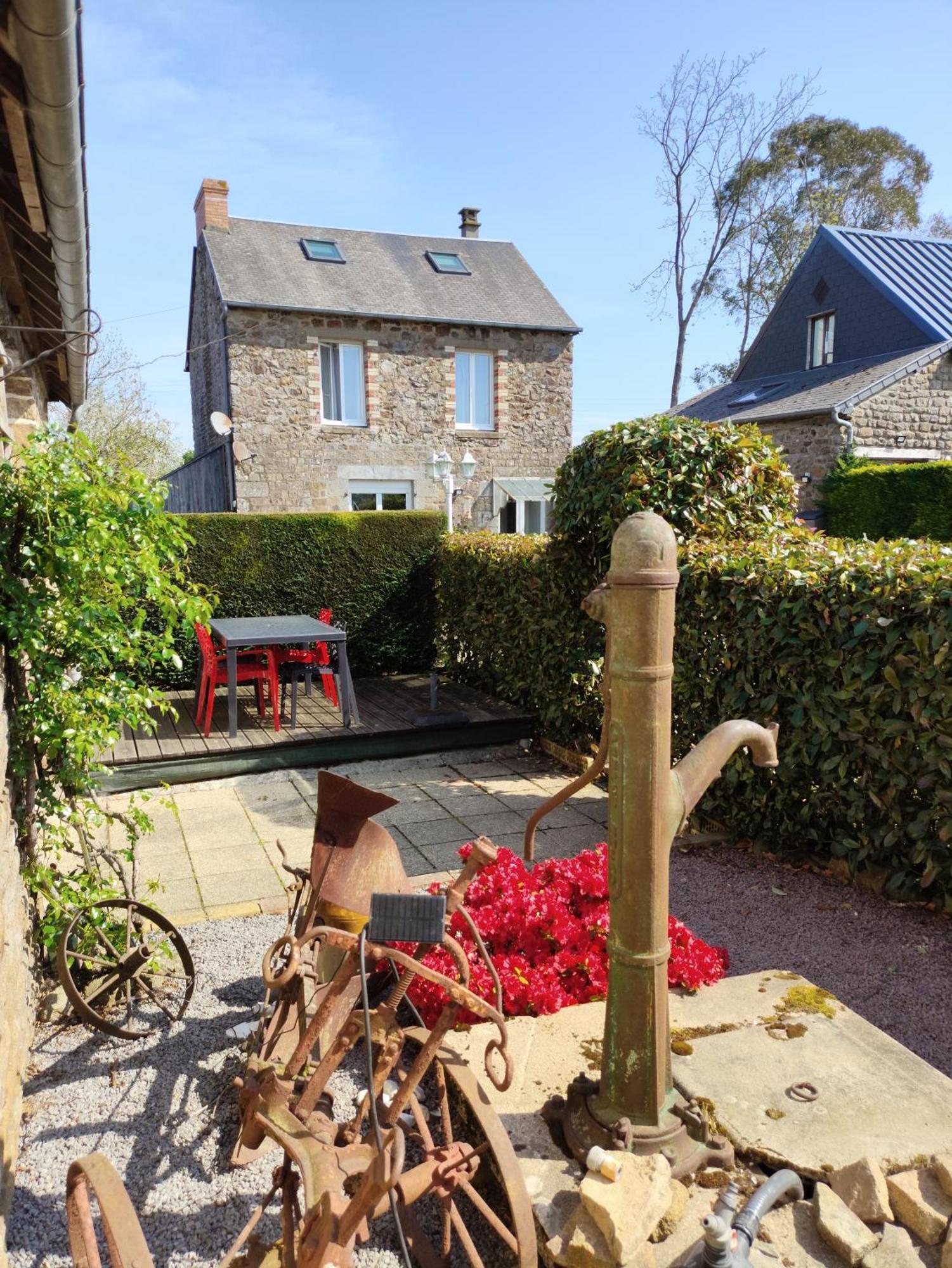 Le Jardin B&B Isigny-le-Buat Exteriör bild