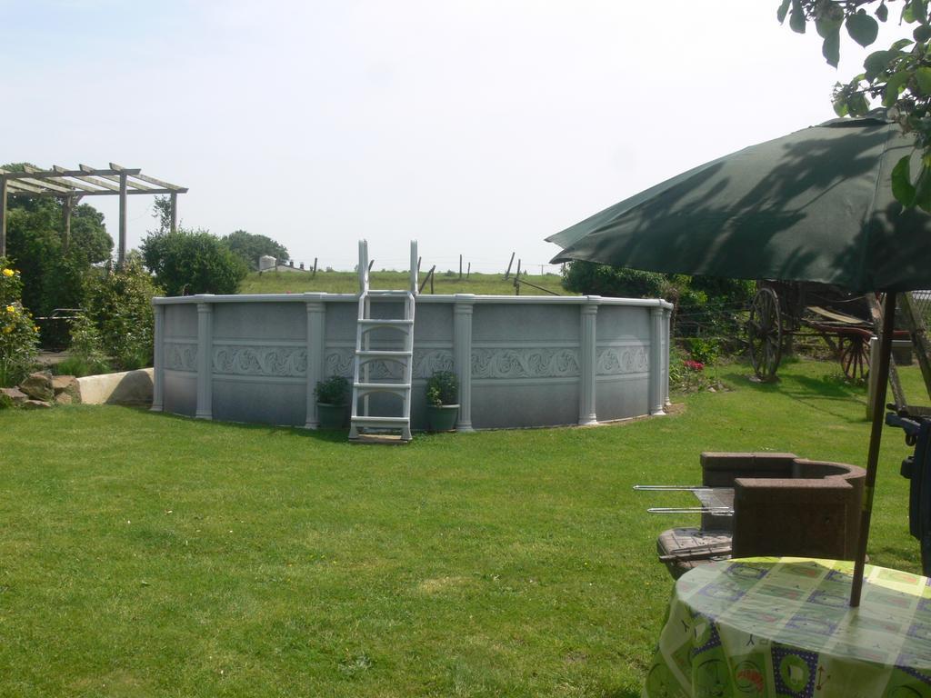Le Jardin B&B Isigny-le-Buat Exteriör bild