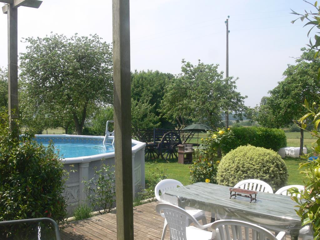 Le Jardin B&B Isigny-le-Buat Exteriör bild