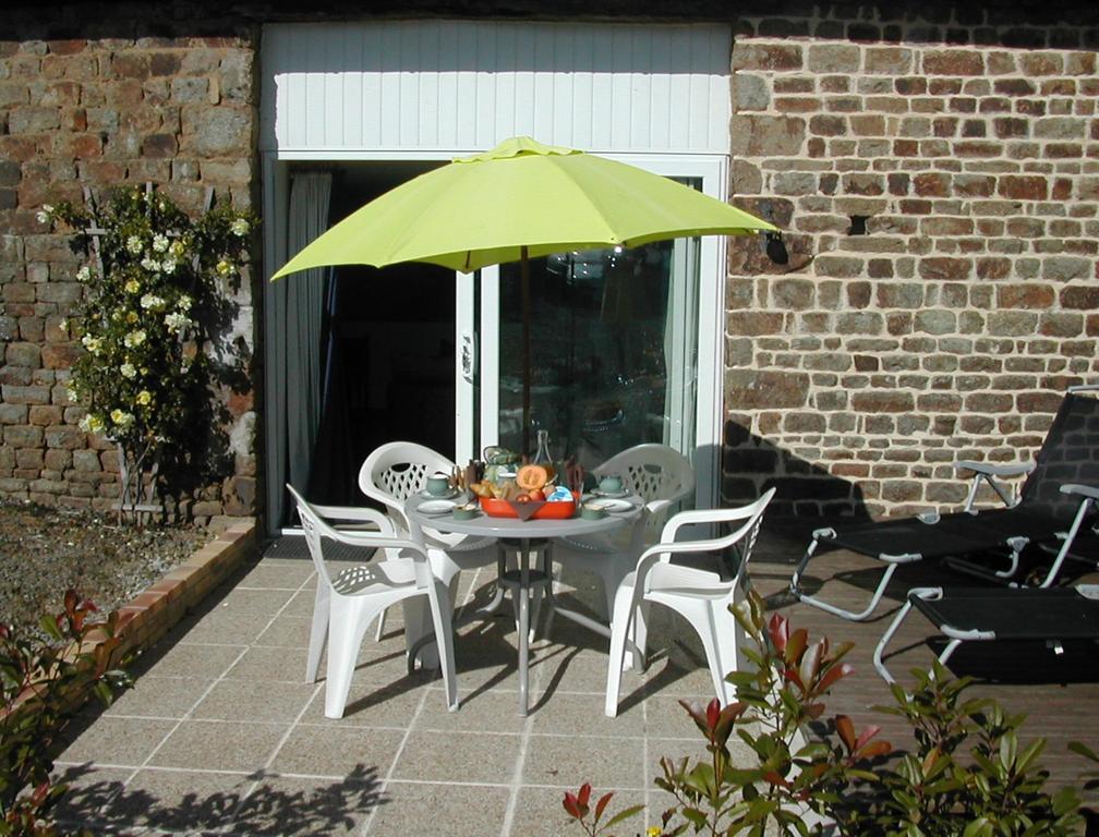 Le Jardin B&B Isigny-le-Buat Rum bild
