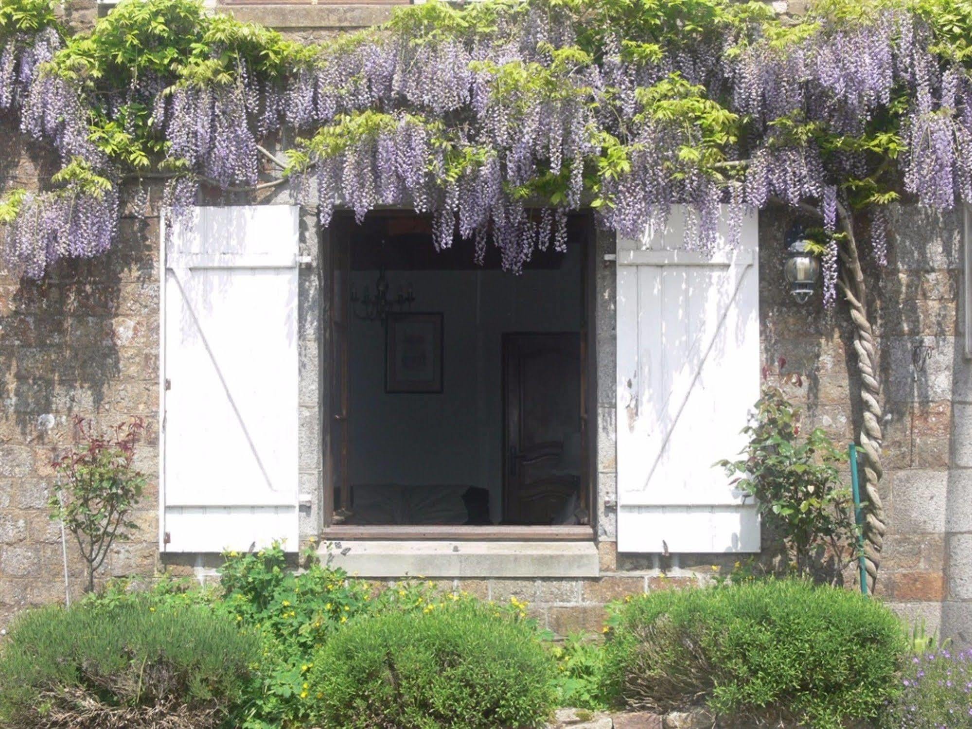 Le Jardin B&B Isigny-le-Buat Exteriör bild