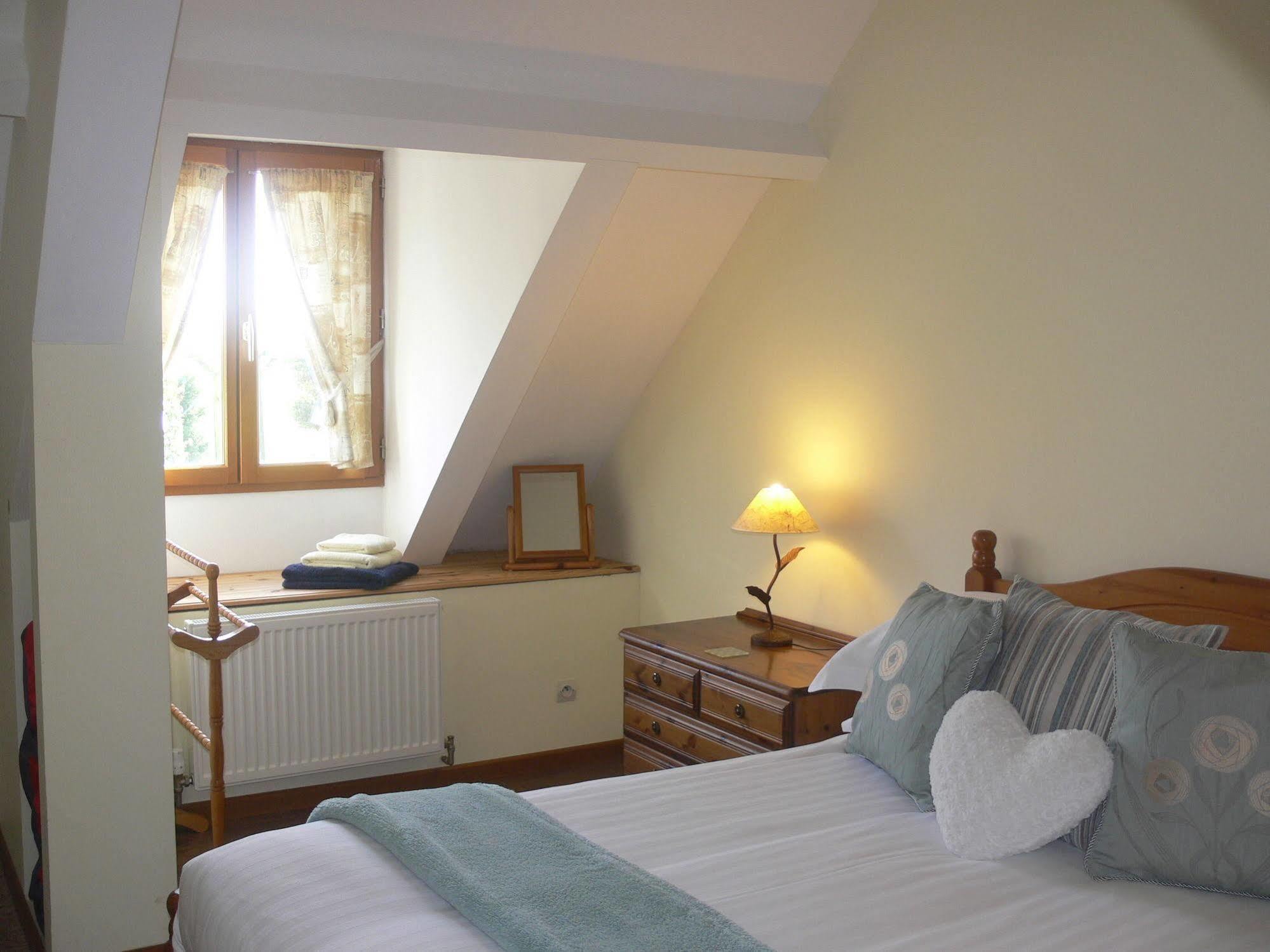 Le Jardin B&B Isigny-le-Buat Exteriör bild