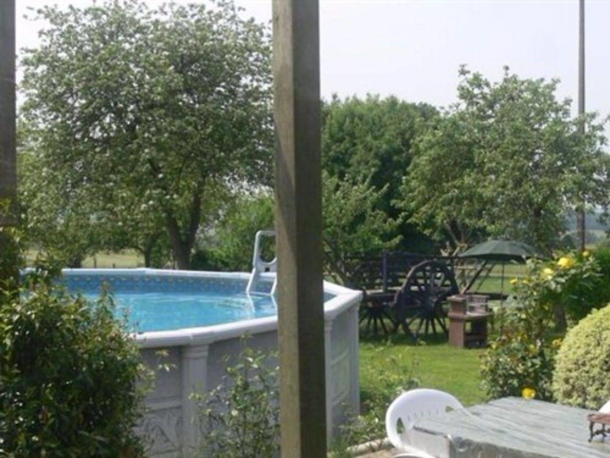 Le Jardin B&B Isigny-le-Buat Exteriör bild