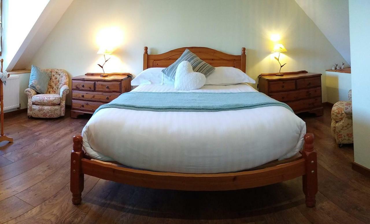 Le Jardin B&B Isigny-le-Buat Exteriör bild